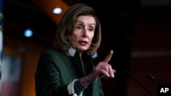 美国国会众议院议长佩洛西周四（2月3日）召开例行记者会。