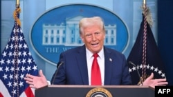 Tổng thống Donald Trump đe dọa áp thuế quan rộng rãi lên hàng hóa nhập vào nước Mỹ.