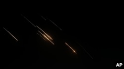 Se observan misiles lanzados desde Irán hacia Israel. Vista desde la ciudad cisjordana de Nablus el martes 1 de octubre de 2024.