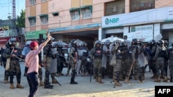 পাকিস্তান-নিয়ন্ত্রিত কাশ্মীরের রাজধানী মুজাফফারাবাদের কাছে জয়েন্ট আওয়ামী অ্যাকশন কমিটির প্রতিবাদ বিক্ষোভের সময় আধা-সামরিক রেঞ্জার্স বাহিনীর সদসরা রাস্তা আটকে দেয়। ফটোঃ ১৩ মে, ২০২৪। 