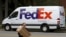FOTO ARSIP: Minibus pengirim paket milik FederalExpress mengirimkan paket untuk dikirimkan di Wilmette, Illinois, 27 Oktober 2015 (foto: Reuters/Jim Young/Foto Arsip)