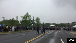 Hundreds of scientists and supporters march in Washington, DC, as part of rallies in 600 cities worldwide in the face of what they see as a growing political assault on verifiable information, Washington, DC, April 22, 2017. (Photo: C. Presutti‏/VOA)