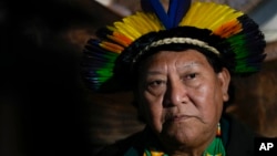 Davi Kopenawa, chamán yanomami, escucha las preguntas de reporteros en una conferencia de prensa tras su reunión con el papa Francisco en el Vaticano, el miércoles 10 de abril de 2024.