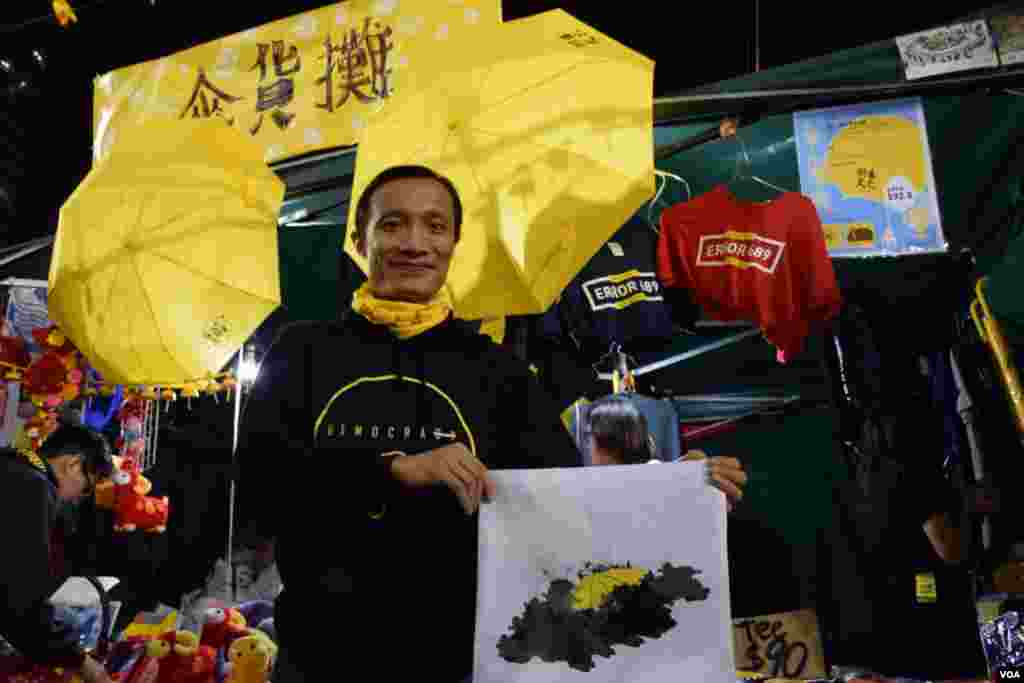 Mr. Chen, who runs an umbrella store, hoped he could bring the spirit of the Umbrella Movement to the community at the Lunar New Year market, Hong Kong, Feb. 19, 2015.&nbsp;&nbsp;(VOA / Tang Hui Yun)