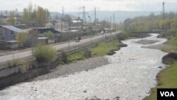 Cyndi Lauper enters the stage to accept the award for Best Original Score (Music and/or Lyrics) Written for the Theatre for "Kinky Boots" from Jane Krakowski during the Tony Awards in New York, June 9, 2013.