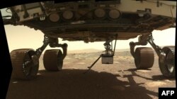 Esta foto de la NASA del 31 de marzo de 2021 muestra el helicóptero Ingenuity Mars de la NASA en el vientre del rover Perseverance el 29 de marzo de 2021.