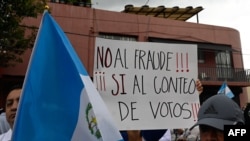 Un grupo de personas protestan ante el Tribunal Supremo Electoral de Guatemala en Ciudad de Guatemala el 2 de julio de 2023.