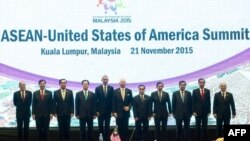 រូបឯកសារ៖ កិច្ចប្រជុំ​កំពូល​អាស៊ាន-អាមេរិកាំង​ ដែល​បាន​ប្រព្រឹត្ត​ឡើង​នៅ​ក្រុង​កូឡាឡាំពួរ ប្រទេស​ម៉ាឡេស៊ី កាល​ពី​ថ្ងៃ​ទី២១ ខែ​វិច្ឆិកា ឆ្នាំ​២០១៥។ 