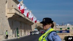 Les forces de l’ordre patrouillent aux alentours du Mediterranean Conference Centre où se tient le sommet Afrique-Union européenne sur la crise migratoire à La Valette, Malte, mercredi 11 novembre 2015. (AP Photo / Alessandra Tarantino)