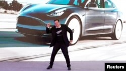 特斯拉創辦人馬斯克在上海的一次特斯拉電動車的銷售活動上。（2020年1月7日）