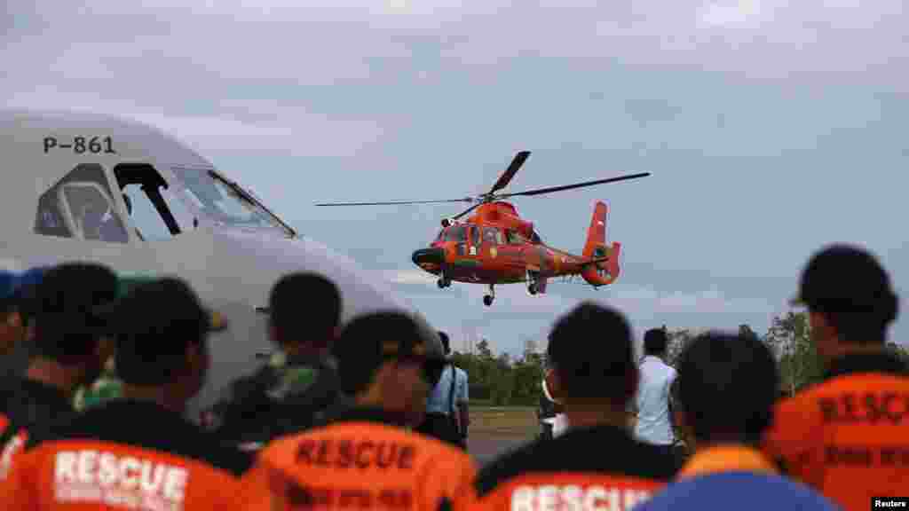 An Indonesian Search and Rescue helicopter takes off after delivering the remains of a passenger onboard the AirAsia QZ8501 flight, at the airport in Pangkalan Bun, Central Kalimantan, January 1, 2015.