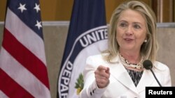 Watu wakikimbia kuokoa maisha yao baada ya milio ya risasi kulia Capitol Hill mjini Washington, D.C., Oct. 3, 2013.