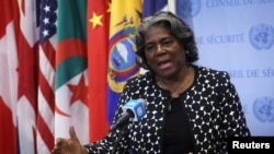 La embajadora de EEUU ante la ONU, Linda Thomas-Greenfield, habla a los periodistas tras una votación sobre una resolución del Consejo de Seguridad para exigir un alto el fuego humanitario inmediato en Gaz, en Nueva York, Estados Unidos, el 20 de febrero de 2024.