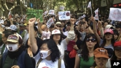 Chinese demonstrators shout slogans during a protest against a planned refinery project in downtown Kunming in southwest China's Yunnan province, May 16, 2013. 