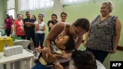 Un garçon pleure lors d'une vaccination contre la fièvre jaune, dans un centre de santé publique à Sao Paulo, au Brésil, le 25 octobre 2017.