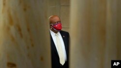 El representante Bennie Thompson, demócrata por Mississippi, espera en el Capitolio el 6 de enero de 2022, en Washington. 