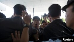 Police stop student protesters as they rush to meet Chief Executive Leung Chun-ying at government headquarters in Hong Kong September 23, 2014.