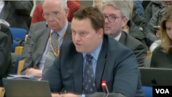 皇家鑄幣廠租戶及居民協會（Royal Mint Estate Tenant and Resident Association）的代表律師麥可·波拉克(Michael Polak)在聽證會上發言。 (攝影：美國之音鄭樂捷)