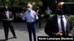 Des agents des services secrets montent la garde autour du candidat démocrate à la présidence des États-Unis Joe Biden à Lancaster, Pennsylvanie, États-Unis, le 7 septembre 2020.