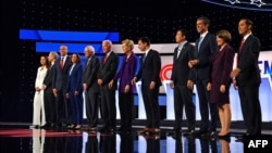 Archivo - Los candidatos presidenciales demócratas durante el más reciente debate el Westerville, Ohio, el 15 de octubre de 2019.