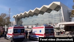 Kola hitne pomoći ispred zgrade železničke stanice u Novom Sadu (Foto: Fonet/Screenshot)