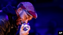 Mos Def chante lors d'une fête pour Google, mercredi 28 octobre 2009 à Los Angeles. 