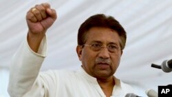 Mantan Presiden dan pemimpin militer Pakistan Pervez Musharraf saat memberikan pidato di hadapan pendukungnya di Islamabad,15 April 2013 (Foto: dok).