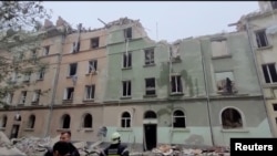 Bangunan yang rusak dihantam roket Rusia di Lviv, Ukraina, 6 Juli 2023. (Layanan Pers/Handout Presiden via REUTERS)