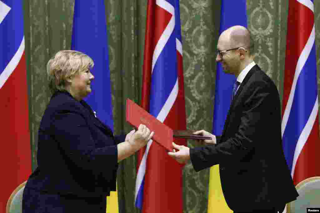 Norway's Prime Minister Erna Solberg and her Ukrainian counterpart Arseniy Yatsenyuk attend a signing ceremony in Kyiv, Nov. 18, 2014.
