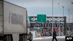 Un camión avanza para ingresar a los Estados Unidos en un cruce fronterizo en la frontera entre Canadá y Estados Unidos en Blackpool, Quebec, Canadá, el 2 de febrero de 2025.