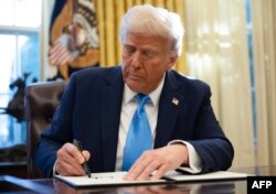 ปธน.โดนัลด์ ทรัมป์ ขณะลงนามในคำสั่งฝ่ายบริหาร ที่ห้องทำงาน Oval Office ในทำเนียบขาว เมื่อ 4 ก.พ. 2568