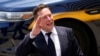 CEO Tesla Elon Musk berangkat dari pusat peradilan di Wilmington, Delaware, Selasa, 13 Juli 2021. (Foto: AP)