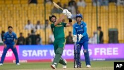 د چمپینز ټرافي دا لوبه په کراچۍ کې کیږي. 