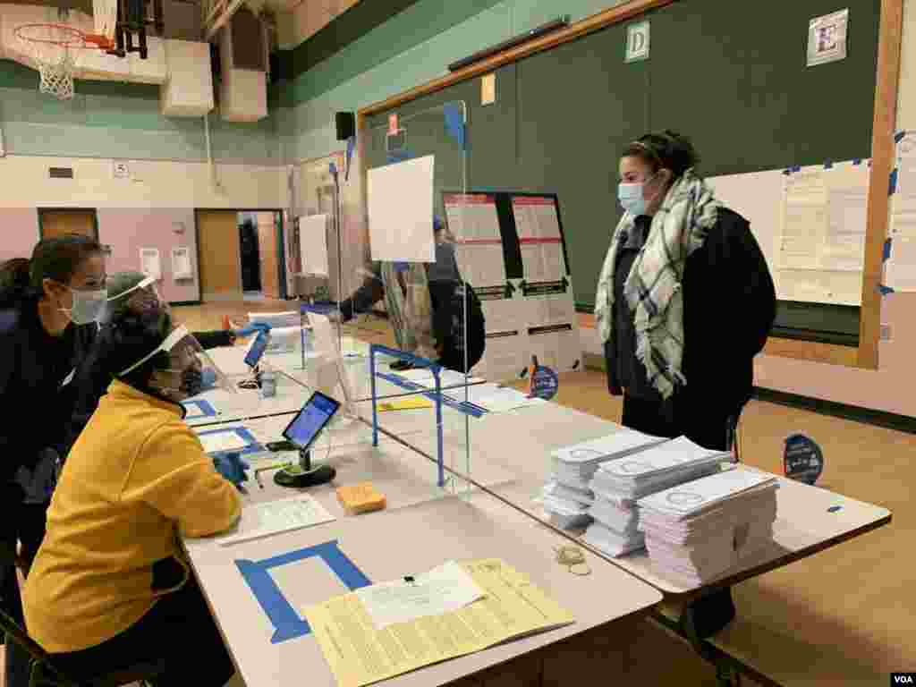 ពលរដ្ឋ​អាមេរិកាំង​នាំ​គ្នា​ទៅ​បោះឆ្នោត​ជ្រើសរើស​ប្រធានាធិបតី​សហរដ្ឋអាមេរិក​នៅ​ម៉ោង​ប្រមាណ ៤:៣០ នាទីព្រឹក​នៅ​ការិយាល័យ​បោះឆ្នោត Lynbrook ក្នុង​ក្រុង Springfield រដ្ឋ Virginia ក្នុង​អំឡុងពេល​ដែល​មាន​ការ​រាតត្បាត​ជា​សាកល​នៃ​ជំងឺ​កូវីដ១៩ ថ្ងៃទី៣ ខែវិច្ឆិកា ឆ្នាំ២០២០។