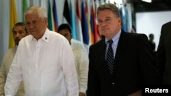 Philippine Foreign Affairs Secretary Albert Del Rosario (L) walks with U.S. Representative Chris Smith upon arrival at the Department of Foreign Affairs headquarters in Pasay city, metro Manila, Nov. 25, 2013. 