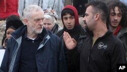 Le chef du parti travailliste britannique Jeremy Corbyn, au gauche, rend visite au camp de migrants de Calais, samedi 23 janvier 2016. 