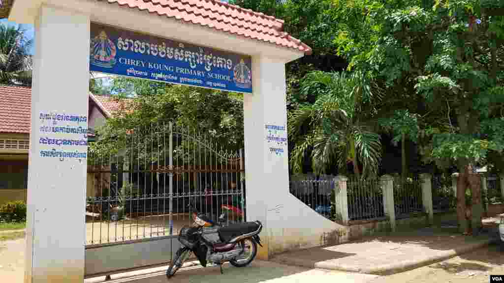 ការិយាល័យ​បោះឆ្នោត​ឃុំសង្កាត់​នៅ​ក្នុង​សាលា​បឋមសិក្សា​ស្លាកែត នៅ​ភូមិ​ជ្រៃកោង សង្កាត់​ស្លាកែត ក្រុង​បាត់ដំបង នៅ​ថ្ងៃ​ទី៤ ខែ​មិថុនា ឆ្នាំ២០១៧។ (អ៊ិត សូធឿត/VOA)