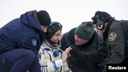 Astronot Michael Hopkins dari NASA saat dibantu keluar dari kapsul Soyuz TMA-10M setelah mendarat di Zhezkazgan di pusat Kazakhstan (11/3). 