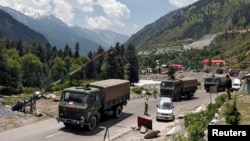 រថយន្ដ​ទាហាន​ឥណ្ឌា​បើក​ទៅ​កាន់​តំបន់ Ladakh នៅ​ក្នុង​សង្កាត់​ Ganderbal កាល​ពី​ថ្ងៃទី​១៧ ខែមិថុនា ឆ្នាំ​២០២០។