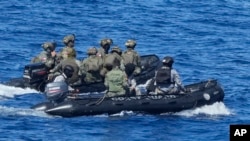 ທະຫານຟິລິບປິນປະຕິບັດໜ້າທີ່ປ້ອງກັນໃນທະເລຈີນໃຕ້ 