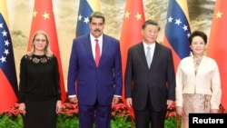 El presidente venezolano Nicolás Maduro, su esposa Cilia Flores, el mandatario chino Xi Jinping y su esposa Peng Liyuan posan para la foto oficial de su reunión en Pekín.