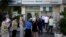 Người dân đứng xếp hàng rút tiền ở máy ATM bên ngoài ngân hàng bị đóng cửa ở Athens, Hy Lạp, hôm 30/6/2015.