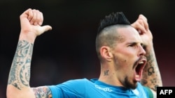 Le milieu de terrain slovaque de Naples, Marek Hamsik, après avoir marqué un but lors du match de Série A entre Naples et l'UC Sampdoria, à Naples, le 23 décembre 2017.