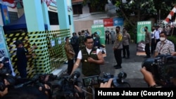 Gubernur Jabar Ridwan Kamil menunjukkan bekas suntikan di lengan kirinya usai menjalani penyuntikkan pertama dalam rangka uji klinis vaksin Sinovac, Jumat (28/8). (Foto: Courtesy/Humas Jabar) 