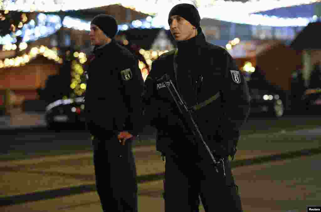 Des policiers allemands armés patrouillent au marché de noël à l&rsquo;ouest de Berlin, Allemagne, 19 décembre 2016