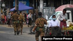 Para tentara Myanmar berjalan di pusat kota Yangon mencari para pengunjuk rasa yang berpartisipasi dalam demonstrasi menentang kudeta militer pada 6 Mei 2021. (Foto: AFP/STR)