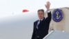 资料照片：美国国务卿布林肯在参加在意大利举行的七国集团外长峰会后登上专机。(2024年4月17日)