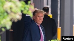 អតីត​ប្រធានាធិបតី​លោក Donald Trump ចេញ​ទោ​សវនាការ​​កាត់ក្តី​លោក​នៅ​ទីក្រុង​ញូវយ៉ក។