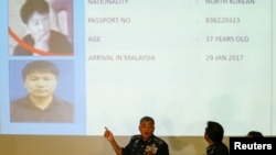 Kepala Polisi Diraja Malaysia, Khalid Abu Bakar (tengah) berbicara di samping layar yang menayangkan warga Korea Utara, Kim Uk Il, selama konferensi pers terkait dengan apa yang tampaknya pembunuhan terhadap Kim Jong Nam, saudara tiri pemimpin Korea Utara, di markas besar kepolisian Malaysia di Kuala Lumpur, 22 Februari 2017 (foto: REUTERS/Athit Perawongmetha)
