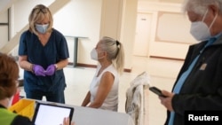 بسیاری از کشورها برای واکسینه کردن دوباره افراد بالای ۶۵ سال و یا افرادی که ریسک بالا دارند آماده می‌شوند